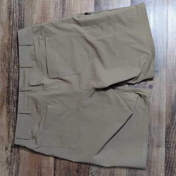 UNDER ARMOUR UA STORM COVERT TACTICAL SHORTS Size 40x10" - Picture 2 of 11